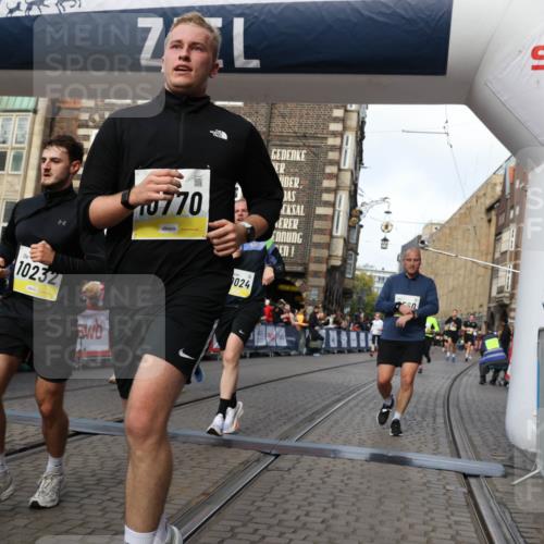 05.10.2025 - 20. swb-Marathon Bremen Yannick Fuchs http://msf.ph/oto/9254766 05.10.2025 10:54:58 Ziel 8326, 9282, 9295, 9436, 9560, 9591, 9754, 9776, 10024, 10232, 10233, 10487, 10609, 10770, 11163, 11276, 11373 meine-sportfotos.de