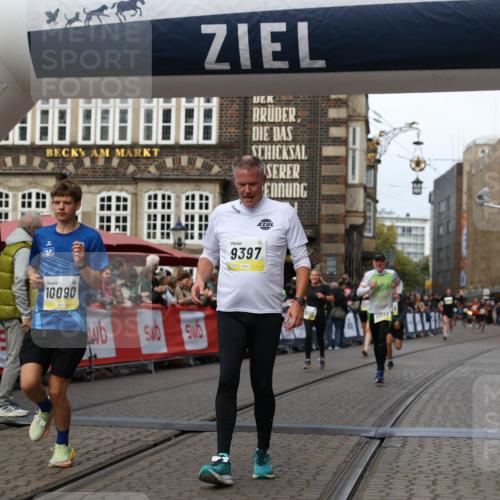 05.10.2025 - 20. swb-Marathon Bremen Yannick Fuchs http://msf.ph/oto/9254768 05.10.2025 10:46:07 Ziel 9397, 9500, 9876, 10090, 10688, 10773, 11513, 11617 meine-sportfotos.de
