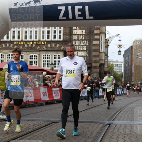 05.10.2025 - 20. swb-Marathon Bremen Yannick Fuchs http://msf.ph/oto/9254778 05.10.2025 10:46:07 Ziel 9397, 9500, 9876, 10090, 10688, 10773, 11513, 11617 meine-sportfotos.de