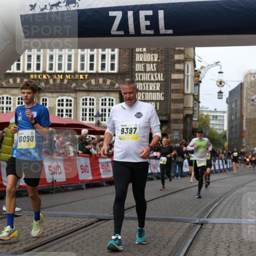 05.10.2025 - 20. swb-Marathon Bremen Yannick Fuchs http://msf.ph/oto/9254790 05.10.2025 10:46:07 Ziel 9397, 9500, 9876, 10090, 10688, 10773, 11513, 11617 meine-sportfotos.de