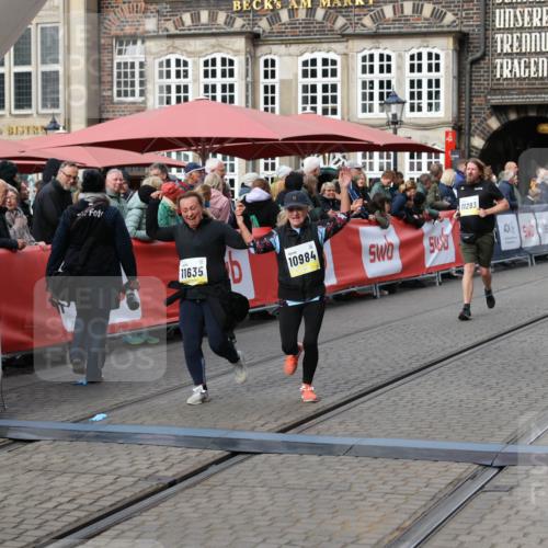 05.10.2025 - 20. swb-Marathon Bremen Yannick Fuchs http://msf.ph/oto/9254791 05.10.2025 11:15:16 Ziel 10647, 10984, 11107, 11293, 11635 meine-sportfotos.de