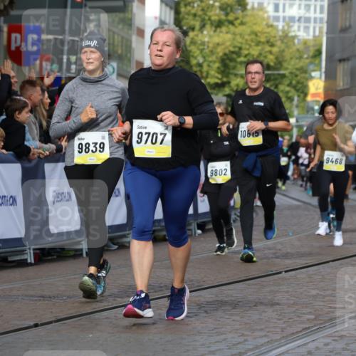 05.10.2025 - 20. swb-Marathon Bremen Strokosch-Dieckow http://msf.ph/oto/9254793 05.10.2025 11:02:26 Ziel 9468, 9647, 9707, 9802, 9839, 10033, 10093, 10194, 10615, 10982, 10983, 11110, 11537, 11538, 11711 meine-sportfotos.de