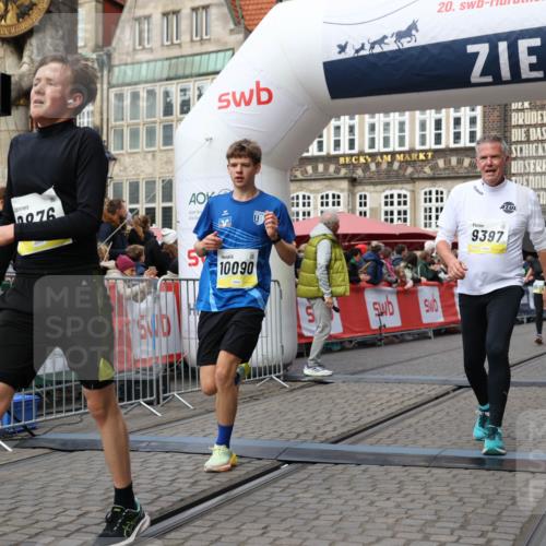 05.10.2025 - 20. swb-Marathon Bremen Yannick Fuchs http://msf.ph/oto/9254801 05.10.2025 10:46:08 Ziel 9397, 9500, 9876, 10090, 10688, 10773, 11074, 11513, 11617 meine-sportfotos.de