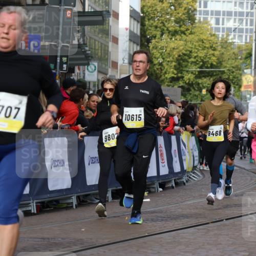 05.10.2025 - 20. swb-Marathon Bremen Strokosch-Dieckow http://msf.ph/oto/9254811 05.10.2025 11:02:27 Ziel 9468, 9647, 9707, 9802, 9839, 10033, 10093, 10595, 10598, 10615, 10982, 10983, 11110, 11160, 11537, 11538, 11711 meine-sportfotos.de