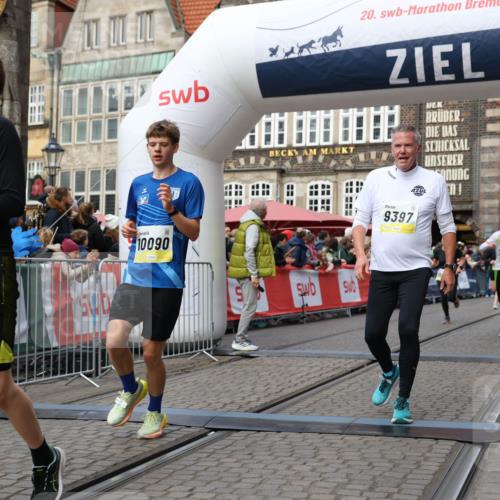 05.10.2025 - 20. swb-Marathon Bremen Yannick Fuchs http://msf.ph/oto/9254818 05.10.2025 10:46:08 Ziel 9397, 9500, 9876, 10090, 10688, 10773, 11074, 11513, 11617 meine-sportfotos.de