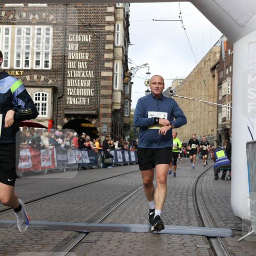05.10.2025 - 20. swb-Marathon Bremen Yannick Fuchs http://msf.ph/oto/9254828 05.10.2025 10:54:59 Ziel 8326, 9436, 9560, 9754, 9776, 10024, 10232, 10233, 10487, 10609, 10770, 11163, 11276, 11373 meine-sportfotos.de