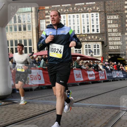 05.10.2025 - 20. swb-Marathon Bremen Yannick Fuchs http://msf.ph/oto/9254841 05.10.2025 10:54:59 Ziel 8326, 9436, 9560, 9754, 9776, 10024, 10232, 10233, 10487, 10609, 10770, 11163, 11276, 11373 meine-sportfotos.de