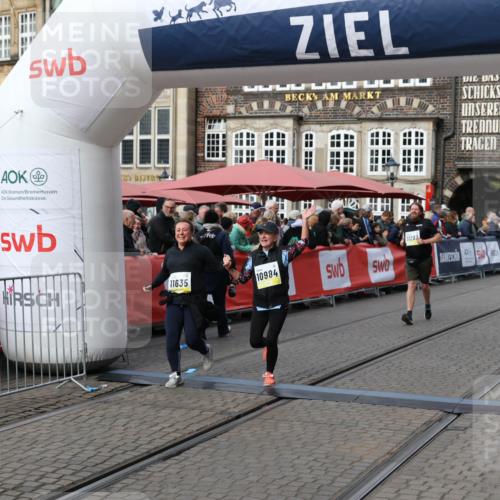 05.10.2025 - 20. swb-Marathon Bremen Yannick Fuchs http://msf.ph/oto/9254846 05.10.2025 11:15:17 Ziel 10647, 10984, 11107, 11293, 11635 meine-sportfotos.de