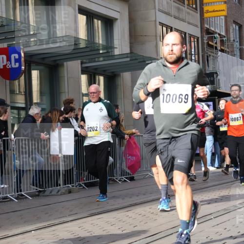 05.10.2025 - 20. swb-Marathon Bremen Strokosch-Dieckow http://msf.ph/oto/9254875 05.10.2025 10:56:47 Ziel 5172, 9231, 9292, 9314, 9450, 9451, 9489, 9577, 9797, 9844, 9937, 9947, 10069, 10105, 10169, 10293, 10397, 10545, 10657, 10867, 10917, 11015, 11138, 11168, 11202, 11434, 11435, 11566, 11596, 11686, 5172, 9231, 9292, 9314, 9450, 9451, 9489, 9577, 9797, 9844, 9937, 9947, 10069, 10105, 10169, 10293, 10397, 10545, 10657, 10867, 10917, 11015, 11138, 11168, 11202, 11434, 11435, 11566, 11596, 11686 meine-sportfotos.de