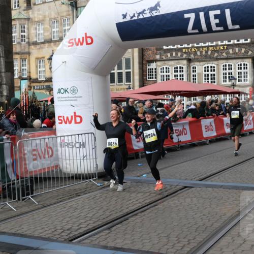 05.10.2025 - 20. swb-Marathon Bremen Yannick Fuchs http://msf.ph/oto/9254895 05.10.2025 11:15:17 Ziel 10647, 10984, 11107, 11293, 11635 meine-sportfotos.de