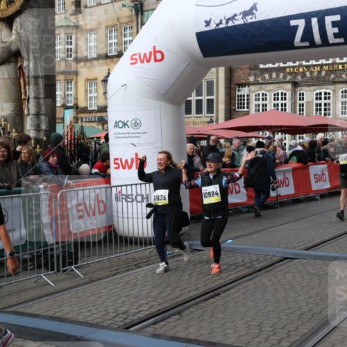 05.10.2025 - 20. swb-Marathon Bremen Yannick Fuchs http://msf.ph/oto/9254939 05.10.2025 11:15:17 Ziel 10647, 10984, 11107, 11293, 11635 meine-sportfotos.de