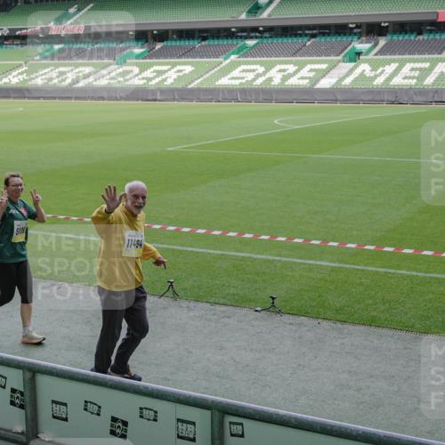 05.10.2025 - 20. swb-Marathon Bremen Michael Burmester http://msf.ph/oto/9254989 05.10.2025 10:43:10 Laufen im Stadion 8225, 9185, 9276, 9288, 9410, 9476, 9481, 9493, 9526, 9557, 9561, 9664, 9675, 9680, 9726, 9731, 9732, 9734, 9736, 9760, 9784, 9806, 9822, 9823, 9826, 9848, 9861, 9867, 9912, 10074, 10146, 10183, 10245, 10315, 10316, 10396, 10399, 10412, 10417, 10433, 10435, 10463, 10515, 10596, 10849, 10860, 10861, 10962, 10969, 11030, 11073, 11083, 11112, 11113, 11157, 11161, 11170, 11215, 11240, 11242, 11285, 11331, 11404, 11536, 9212, 9276, 9519, 9648, 9945, 9972 meine-sportfotos.de