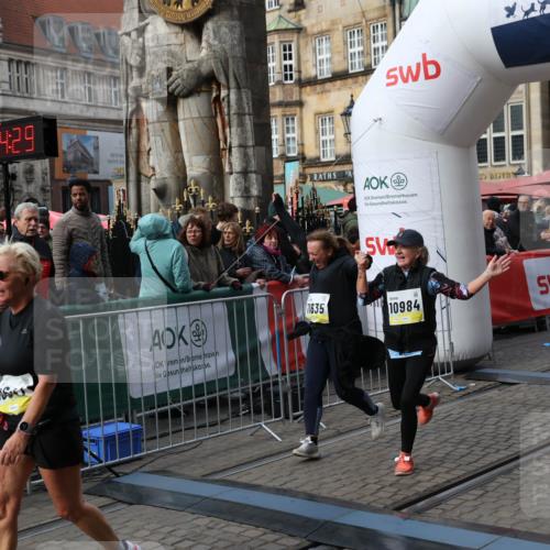 05.10.2025 - 20. swb-Marathon Bremen Yannick Fuchs http://msf.ph/oto/9254994 05.10.2025 11:15:18 Ziel 10647, 10984, 11107, 11293, 11635 meine-sportfotos.de