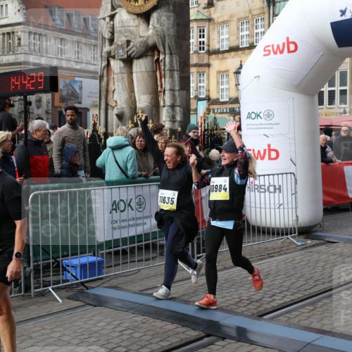 05.10.2025 - 20. swb-Marathon Bremen Yannick Fuchs http://msf.ph/oto/9255048 05.10.2025 11:15:18 Ziel 10647, 10984, 11107, 11293, 11635 meine-sportfotos.de