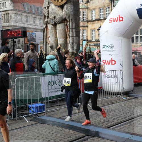 05.10.2025 - 20. swb-Marathon Bremen Yannick Fuchs http://msf.ph/oto/9255054 05.10.2025 11:15:18 Ziel 10647, 10984, 11107, 11293, 11635 meine-sportfotos.de