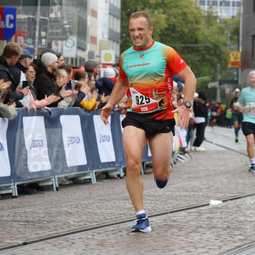 05.10.2025 - 20. swb-Marathon Bremen Strokosch-Dieckow http://msf.ph/oto/9255083 05.10.2025 12:53:25 Ziel 925, 2940, 3975, 5074 meine-sportfotos.de