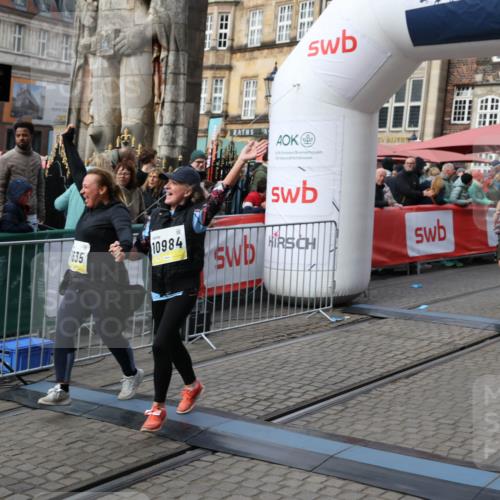 05.10.2025 - 20. swb-Marathon Bremen Yannick Fuchs http://msf.ph/oto/9255093 05.10.2025 11:15:18 Ziel 10647, 10984, 11107, 11293, 11635 meine-sportfotos.de