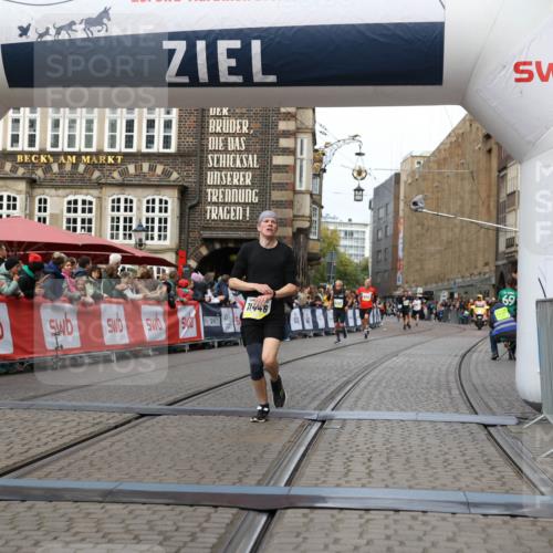 05.10.2025 - 20. swb-Marathon Bremen Yannick Fuchs http://msf.ph/oto/9255100 05.10.2025 10:46:17 Ziel 10688, 10858, 11074, 11446 meine-sportfotos.de