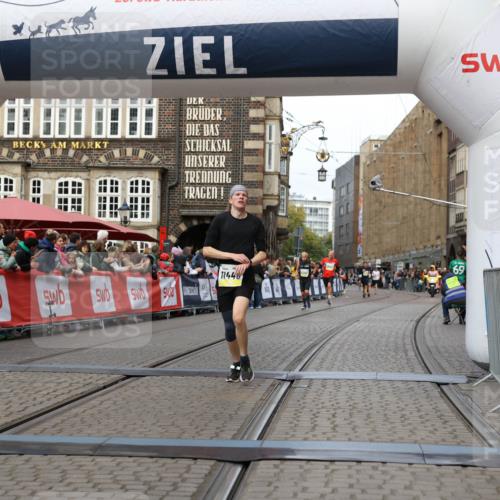 05.10.2025 - 20. swb-Marathon Bremen Yannick Fuchs http://msf.ph/oto/9255107 05.10.2025 10:46:17 Ziel 10688, 10858, 11074, 11446 meine-sportfotos.de
