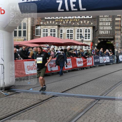 05.10.2025 - 20. swb-Marathon Bremen Yannick Fuchs http://msf.ph/oto/9255125 05.10.2025 11:15:19 Ziel 10647, 10984, 11293, 11635 meine-sportfotos.de
