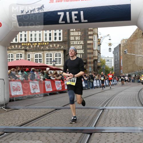 05.10.2025 - 20. swb-Marathon Bremen Yannick Fuchs http://msf.ph/oto/9255134 05.10.2025 10:46:17 Ziel 10688, 10858, 11074, 11446 meine-sportfotos.de