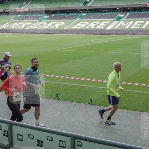 05.10.2025 - 20. swb-Marathon Bremen Michael Burmester http://msf.ph/oto/9255136 05.10.2025 10:43:14 Laufen im Stadion 9185, 9288, 9410, 9476, 9493, 9526, 9557, 9561, 9664, 9675, 9680, 9726, 9731, 9732, 9734, 9736, 9760, 9784, 9806, 9822, 9823, 9826, 9848, 9861, 9867, 9912, 10074, 10146, 10183, 10245, 10315, 10316, 10396, 10399, 10412, 10417, 10433, 10435, 10463, 10512, 10515, 10596, 10849, 10860, 10861, 10962, 10969, 11030, 11073, 11083, 11112, 11113, 11157, 11161, 11170, 11215, 11240, 11242, 11285, 11331, 11404, 11536, 8225, 9212, 9276, 9481, 9648, 9945, 9972 meine-sportfotos.de