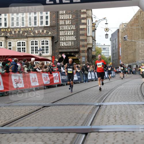05.10.2025 - 20. swb-Marathon Bremen Yannick Fuchs http://msf.ph/oto/9255157 05.10.2025 10:46:20 Ziel 9351, 9362, 10858, 11446 meine-sportfotos.de