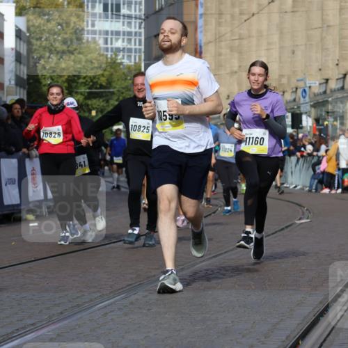05.10.2025 - 20. swb-Marathon Bremen Strokosch-Dieckow http://msf.ph/oto/9255162 05.10.2025 11:02:35 Ziel 9468, 9647, 9841, 10033, 10510, 10595, 10598, 10825, 10826, 11024, 11110, 11160, 11711 meine-sportfotos.de