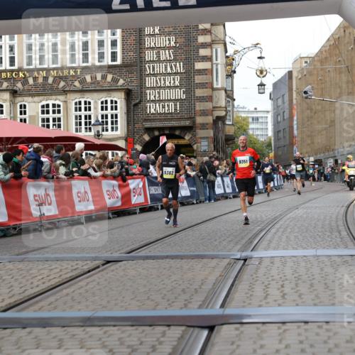 05.10.2025 - 20. swb-Marathon Bremen Yannick Fuchs http://msf.ph/oto/9255167 05.10.2025 10:46:20 Ziel 9351, 9362, 10858, 11446 meine-sportfotos.de