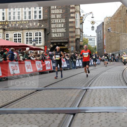 05.10.2025 - 20. swb-Marathon Bremen Yannick Fuchs http://msf.ph/oto/9255182 05.10.2025 10:46:20 Ziel 9351, 9362, 10858, 11446 meine-sportfotos.de