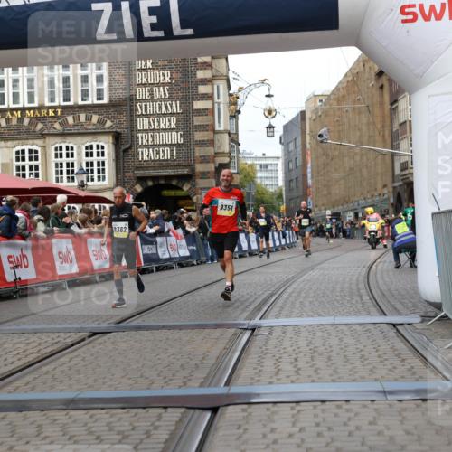 05.10.2025 - 20. swb-Marathon Bremen Yannick Fuchs http://msf.ph/oto/9255190 05.10.2025 10:46:21 Ziel 9351, 9362, 10858, 11446 meine-sportfotos.de
