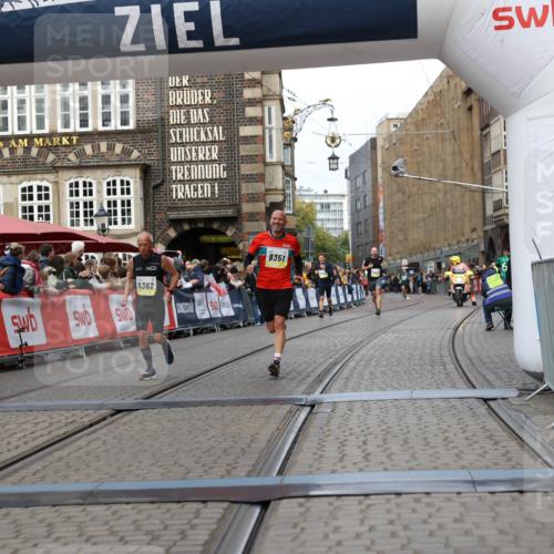 05.10.2025 - 20. swb-Marathon Bremen Yannick Fuchs http://msf.ph/oto/9255202 05.10.2025 10:46:21 Ziel 9351, 9362, 10858, 11446 meine-sportfotos.de