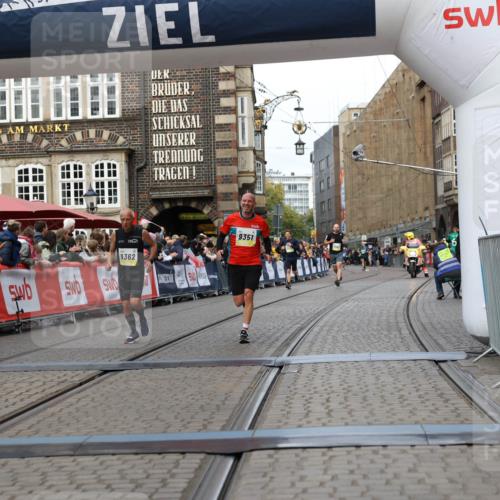 05.10.2025 - 20. swb-Marathon Bremen Yannick Fuchs http://msf.ph/oto/9255209 05.10.2025 10:46:21 Ziel 9351, 9362, 10858, 11446 meine-sportfotos.de
