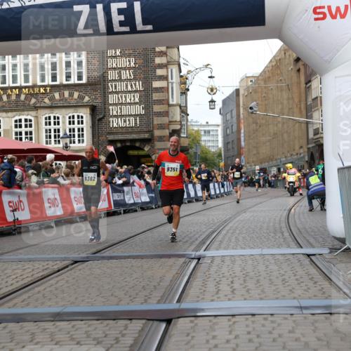 05.10.2025 - 20. swb-Marathon Bremen Yannick Fuchs http://msf.ph/oto/9255218 05.10.2025 10:46:21 Ziel 9351, 9362, 10858, 11446 meine-sportfotos.de