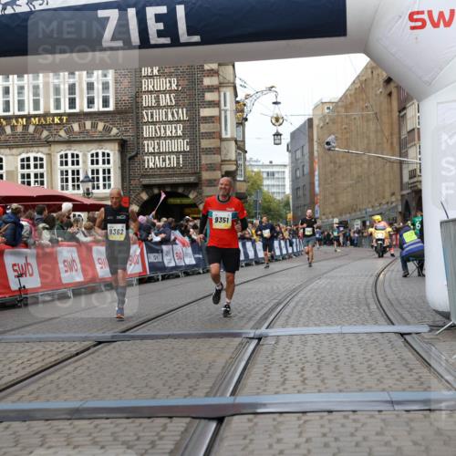 05.10.2025 - 20. swb-Marathon Bremen Yannick Fuchs http://msf.ph/oto/9255229 05.10.2025 10:46:21 Ziel 9351, 9362, 10858, 11446 meine-sportfotos.de