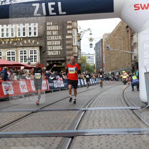 05.10.2025 - 20. swb-Marathon Bremen Yannick Fuchs http://msf.ph/oto/9255237 05.10.2025 10:46:21 Ziel 9351, 9362, 10858, 11446 meine-sportfotos.de