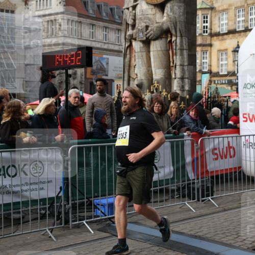 05.10.2025 - 20. swb-Marathon Bremen Yannick Fuchs http://msf.ph/oto/9255238 05.10.2025 11:15:21 Ziel 10984, 11293, 11635 meine-sportfotos.de