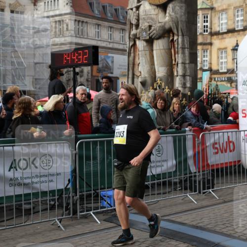 05.10.2025 - 20. swb-Marathon Bremen Yannick Fuchs http://msf.ph/oto/9255249 05.10.2025 11:15:21 Ziel 10984, 11293, 11635 meine-sportfotos.de