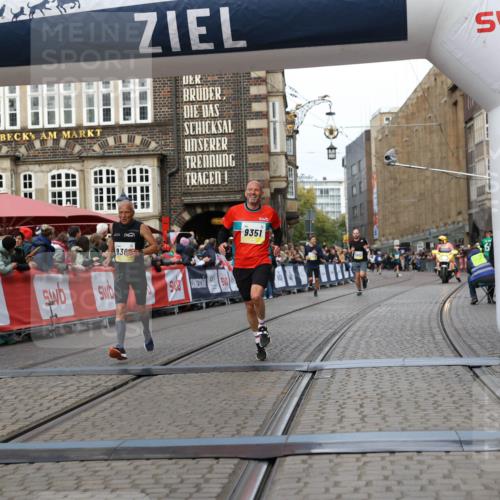 05.10.2025 - 20. swb-Marathon Bremen Yannick Fuchs http://msf.ph/oto/9255257 05.10.2025 10:46:22 Ziel 9351, 9362, 11446 meine-sportfotos.de