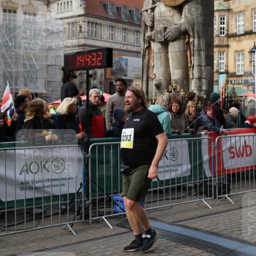 05.10.2025 - 20. swb-Marathon Bremen Yannick Fuchs http://msf.ph/oto/9255261 05.10.2025 11:15:21 Ziel 10984, 11293, 11635 meine-sportfotos.de