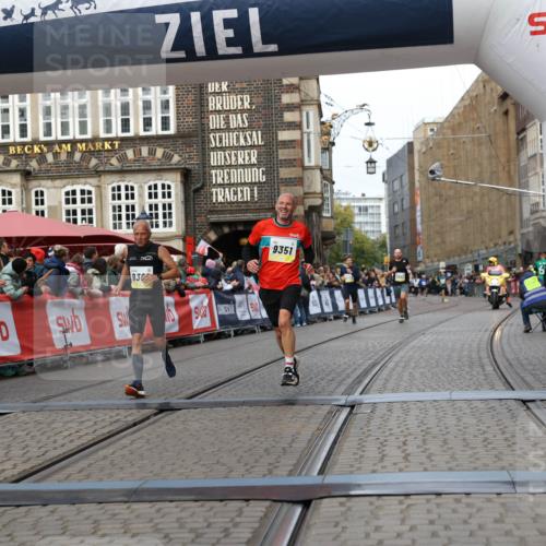 05.10.2025 - 20. swb-Marathon Bremen Yannick Fuchs http://msf.ph/oto/9255268 05.10.2025 10:46:22 Ziel 9351, 9362, 11446 meine-sportfotos.de