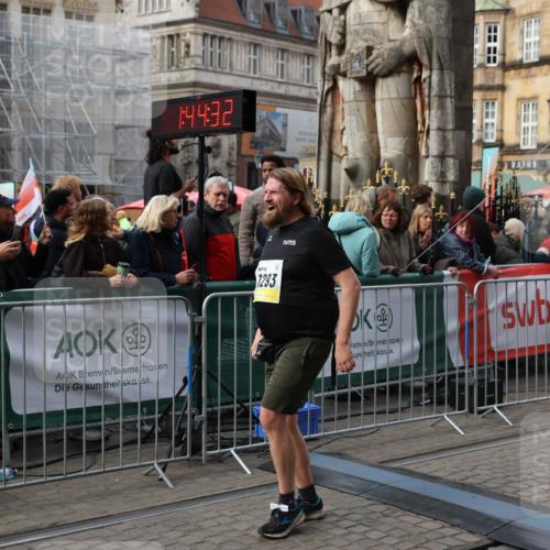 05.10.2025 - 20. swb-Marathon Bremen Yannick Fuchs http://msf.ph/oto/9255272 05.10.2025 11:15:21 Ziel 10984, 11293, 11635 meine-sportfotos.de