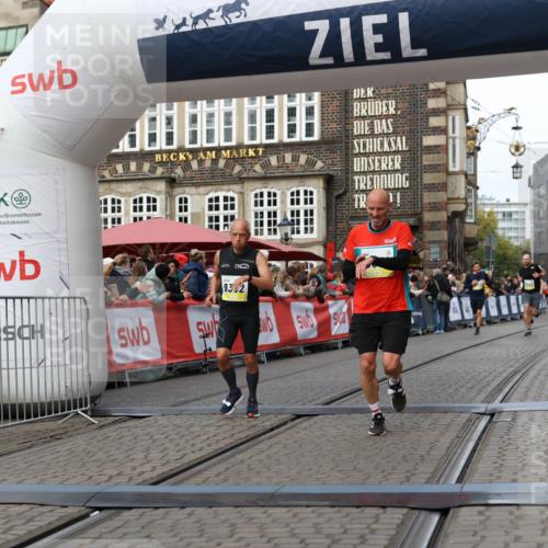 05.10.2025 - 20. swb-Marathon Bremen Yannick Fuchs http://msf.ph/oto/9255293 05.10.2025 10:46:22 Ziel 9351, 9362, 11446 meine-sportfotos.de
