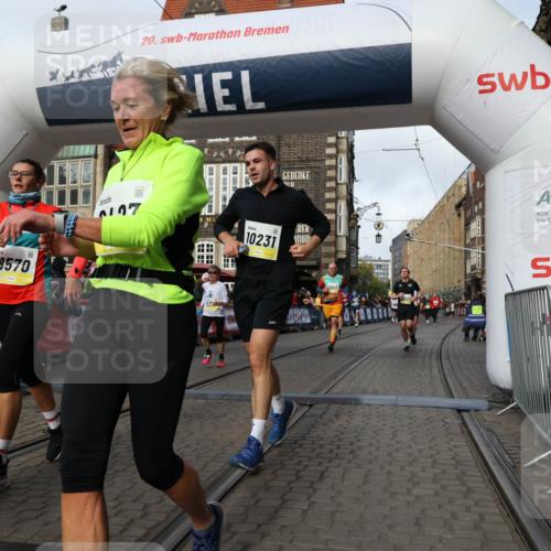 05.10.2025 - 20. swb-Marathon Bremen Yannick Fuchs http://msf.ph/oto/9255297 05.10.2025 10:55:05 Ziel 9427, 9475, 9560, 9570, 10024, 10231, 10609, 11320, 11373, 11470, 11507, 11523 meine-sportfotos.de