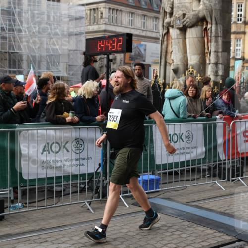 05.10.2025 - 20. swb-Marathon Bremen Yannick Fuchs http://msf.ph/oto/9255302 05.10.2025 11:15:21 Ziel 10984, 11293, 11635 meine-sportfotos.de