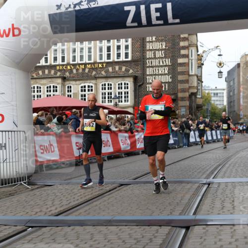 05.10.2025 - 20. swb-Marathon Bremen Yannick Fuchs http://msf.ph/oto/9255304 05.10.2025 10:46:22 Ziel 9351, 9362, 11446 meine-sportfotos.de