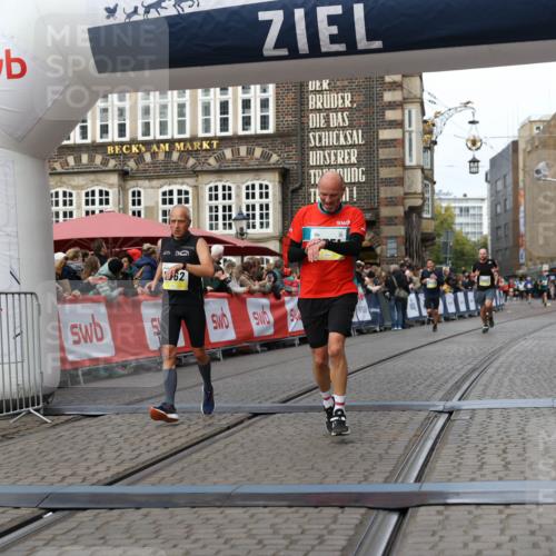 05.10.2025 - 20. swb-Marathon Bremen Yannick Fuchs http://msf.ph/oto/9255308 05.10.2025 10:46:22 Ziel 9351, 9362, 11446 meine-sportfotos.de