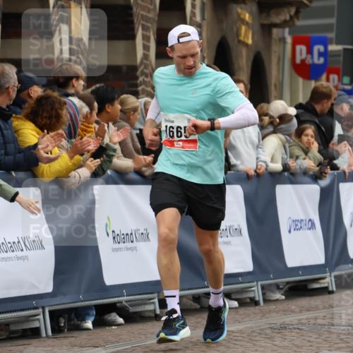05.10.2025 - 20. swb-Marathon Bremen Strokosch-Dieckow http://msf.ph/oto/9255310 05.10.2025 12:53:32 Ziel 1221, 1665, 2940, 8341 meine-sportfotos.de
