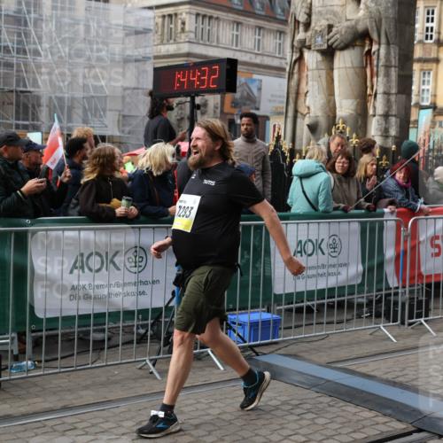 05.10.2025 - 20. swb-Marathon Bremen Yannick Fuchs http://msf.ph/oto/9255314 05.10.2025 11:15:21 Ziel 10984, 11293, 11635 meine-sportfotos.de