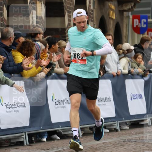 05.10.2025 - 20. swb-Marathon Bremen Strokosch-Dieckow http://msf.ph/oto/9255345 05.10.2025 12:53:32 Ziel 1221, 1665, 2940, 8341 meine-sportfotos.de